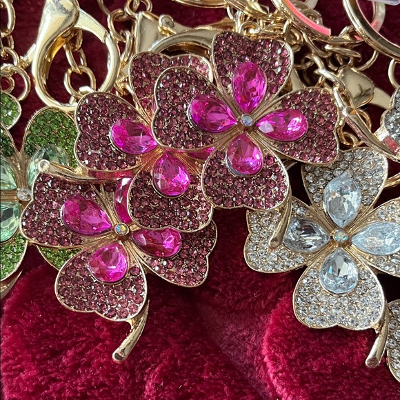 Sparkling Flower Keychains - Picture 4 of 5